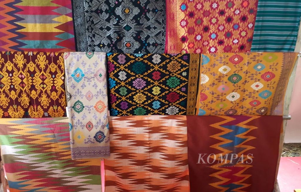 Ragam hias tenun kain songket Desa Sukarara, Lombok Tengah, Nusa Tenggara Barat, cukup banyak, seperti motif klasik Subahnale, motif keker, kemudian motif rang-rang dan lainnya.