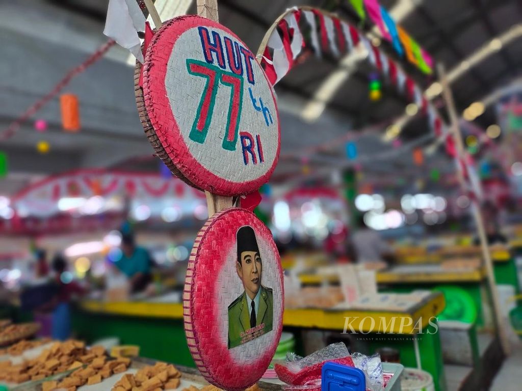 Sejumlah pedagang di Pasar Rejowinangun, Kota Magelang, Jawa Tengah, sengaja berkreasi menghias los dengan hiasan berupa penampi beras yang dihias dengan tulisan yang menggelorakan semangat kemerdekaan, seperti terlihat Rabu (10/8/2022).