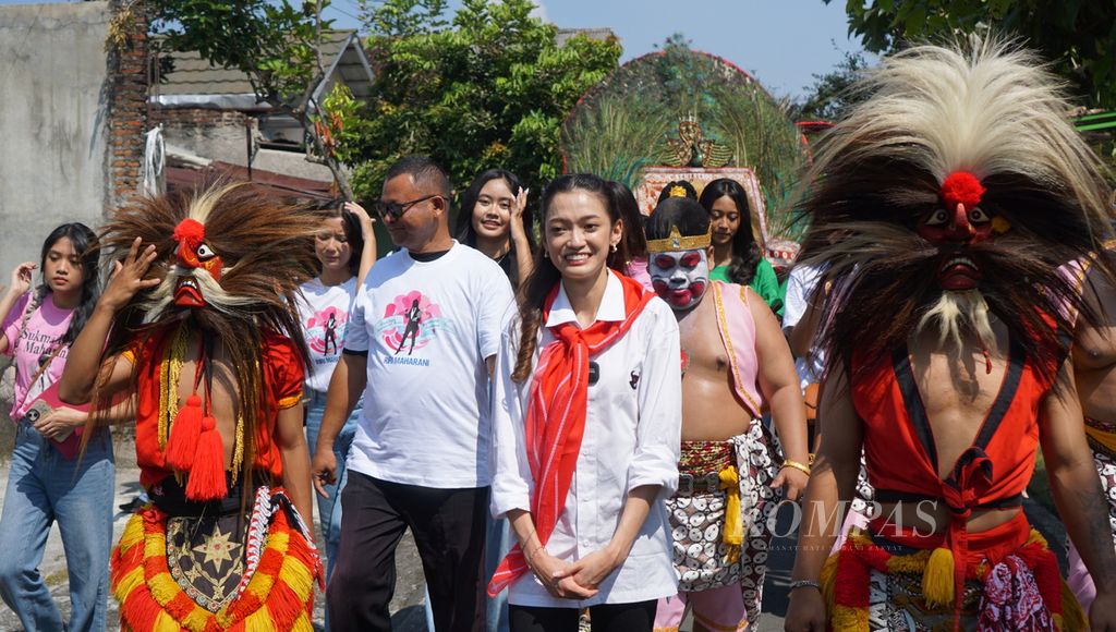 Sukma Putri Maharani (tengah), putri kedua politisi PDI-P, Aria Bima, bersiap mendaftarkan diri dalam penjaringan bakal calon kepala daerah di Kantor DPC PDI-P Kota Surakarta, Jawa Tengah, Minggu (12/5/2024). 