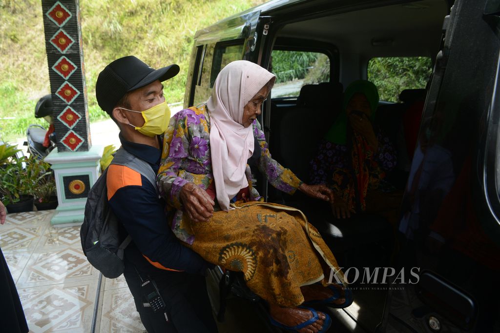 Petugas mengungsikan warga lansia yang sedang sakit dari Dusun Sumber, Desa Klakah, Selo, Boyolali, Jawa Tengah, Rabu (11/11/2020). Warga lansia diungsikan karena adanya peningkatan aktivitas Gunung Merapi. 