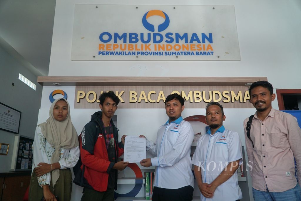 Perwakilan masyarakat pers Sumatera Barat yang tergabung dalam Koalisi Wartawan Anti Kekerasan menyerahkan laporan dan kronologi kejadian kepada pegawai Ombudsman Perwakilan Sumbar di Kota Padang, Senin (15/5/2023).