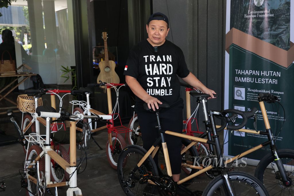 Direktur Eksekutif Yayasan Bambu Lestari Monica Tanuhandaru menunjukkan sepeda bambu dalam pameran produk MKM di kompleks obyek wisata Gua Batu Cermin, Labuan Bajo, Manggarai Barat, Nusa Tenggara Timur, Sabtu (6/5/2023). Sepeda bambu ini akan menjadi salah satu suvenir yang dibagikan kepada kepala negara yang hadir dalam KTT Ke-42 ASEAN. 