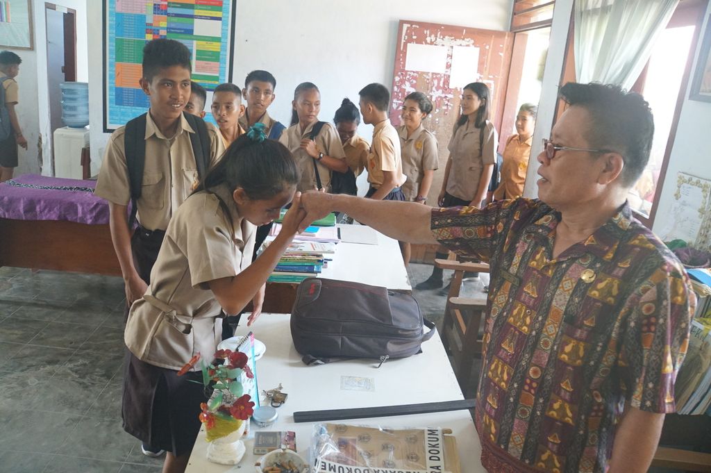 Para siswa SMP Negeri 2 Nanusa Miangas berpamitan kepada guru agama sekaligus guru matematika, Sabtudewo Sono, Jumat (6/3/2020). Ada 53 siswa di SMP Negeri 2 Nanusa Miangas, satu-satunya SMP di Miangas, Kepulauan Talaud, Sulawesi Utara.