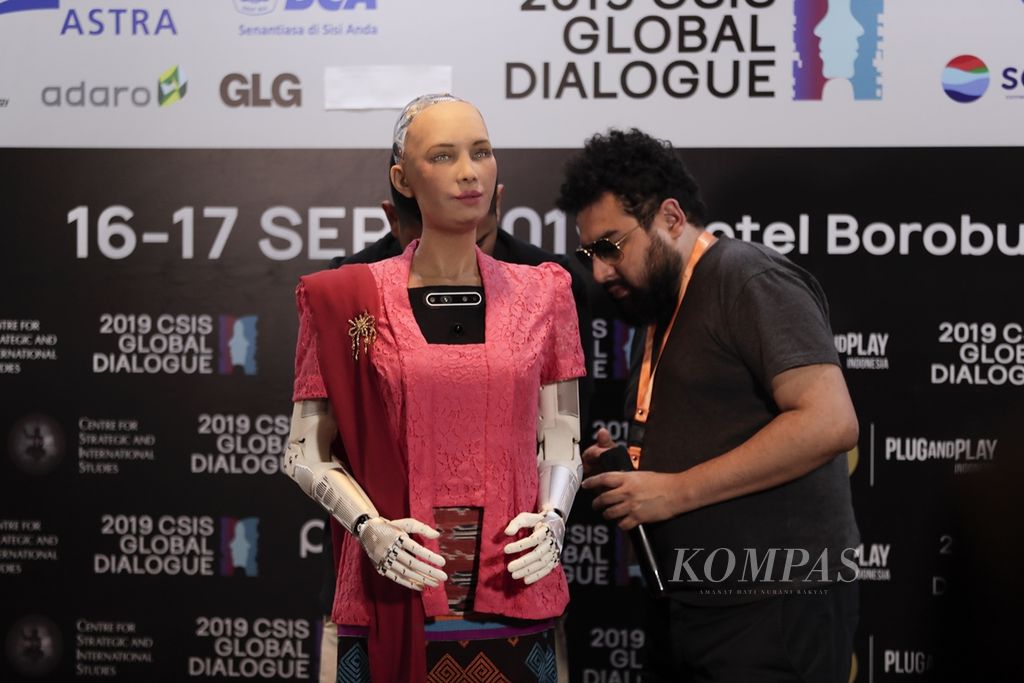 Robot Sophia menggunakan teknologi kecerdasan buatan (AI) yang diaktifkan pada 2016 dan diciptakan oleh perusahaan Hanson Robotics. Sophia bersiap melakukan wawancara dengan media pada CSIS Global DIalogue, di Jakarta, September 2019. 