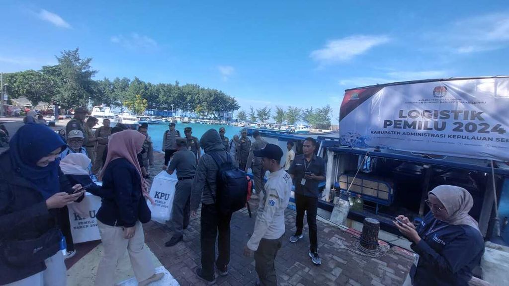 Komisi Pemilihan Umum Kepulauan Seribu mendistribusikan logistik Pemilu 2024 dari Pulau Pramuka ke TPS khusus, Pulau Harapan dan Pulau Sebira, Selasa (13/2/2024).