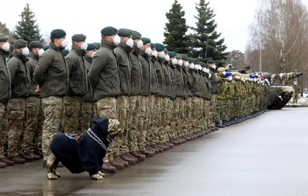 Barisan tentara Inggris selama upacara kelompok pertempuran NATO dalam rangka peringatan 5 tahun kehadiran aliansi militer Barat tersebut di Rukla, Lithuania, 9 Februari 2022. 