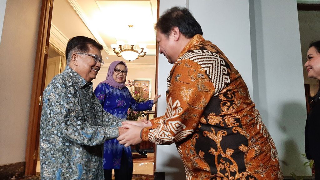 Ketua Umum Partai Golkar Airlangga Hartarto bertemu dengan mantan wakil presiden sekaligus politisi senior Partai Golkar, Jusuf Kalla, di kediaman Kalla di Kebayoran Baru, Jakarta Selatan, Kamis (4/5/2023) malam. 