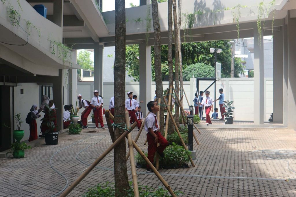 Para siswa sedang bermain di halaman SD Negeri Grogol Selatan 09, Jakarta Selatan, Selasa (6/12/22). Sekolah ini merupakan salah satu dari empat sekolah net zero carbon yang diresmikan oleh Pemprov DKI Jakarta pada September silam.