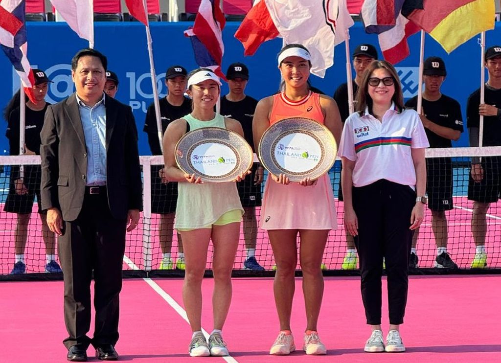 Petenis Indonesia, Aldila Sutjiadi (kedua dari kanan), dan petenis Jepang, Miyu Kato, memamerkan trofi juara ganda putri pada turnamen WTA 250 Hua Hin, Thailand, Minggu (4/2/2024). Aldila/Kato mengalahkan Guo Hanyu/Jiang Xinyu (China) dengan skor 6-4, 1-6, 10-7.