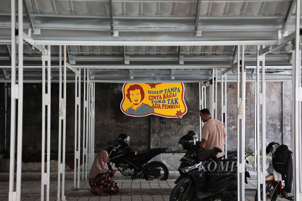 Sejumlah pedagang kaki lima (PKL) yang akan mengikuti program relokasi meninjau tempat relokasi PKL di bekas Kantor Dinas Pariwisata DI Yogyakarta, Jalan Malioboro, Kota Yogyakarta, Jumat (14/1/2021).