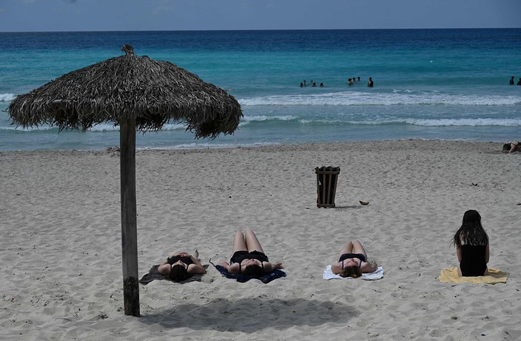 Pemandangan di pantai di Varadero, Provinsi Matanzas, Kuba, 5 April 2024. 