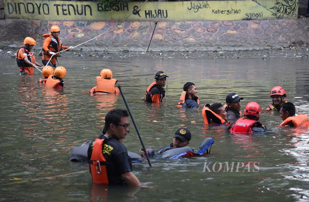 Tim SAR gabungan mencari jenazah Mohammad Pradita Safila (14) yang tenggelam saat mencari ikan di Sungai Kalimas, Surabaya, Jawa Timur, Rabu (21/10/2020). 