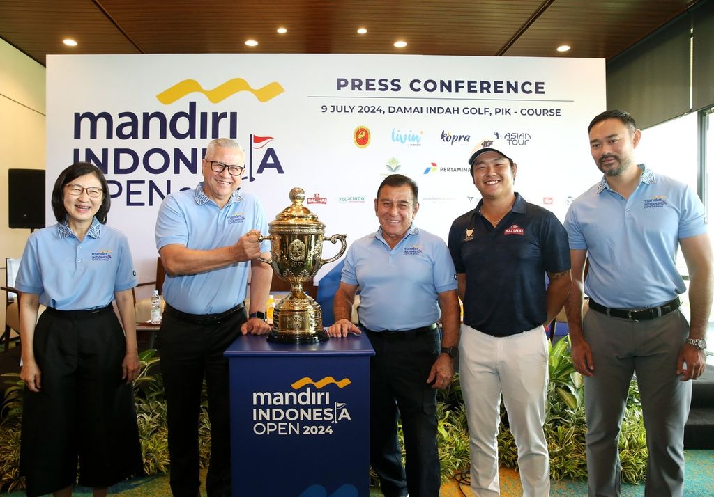 Dari kiri ke kanan, Direktur Damai Indah Golf Christine Wiradinata, Direktur Hubungan Kelembagaan Bank Mandiri Rohan Hafas, Ketua Umum PB PGI Japto Soerjosoemarno, pegolf Indonesia Jonathan Wijono, dan Komisaris dan CEO Asian Tour Cho Minn Thant berpose seusai konferensi pers Mandiri Indonesia Open 2024 di Damai Indah Golf PIK, Jakarta, Selasa (9/7/2024).