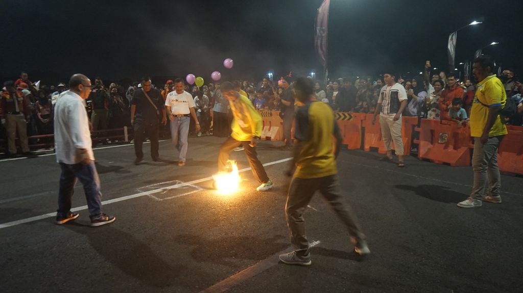 Sepak bola api, salah satu permainan tradisional, untuk memeriahkan Festival Ramadhan di Jembatan Suroboyo, Surabaya, Jawa Timur, Sabtu (15/4/2023) malam. Sepak bola api mulai kembali dimainkan untuk pelestarian tradisi. Sepak bola api biasanya dimainkan di bulan suci Ramadhan.