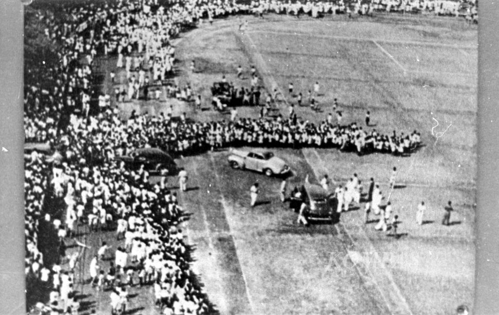 Suasana pembukaan PON I di Stadion Sriwedari Solo, 8 September 1948.