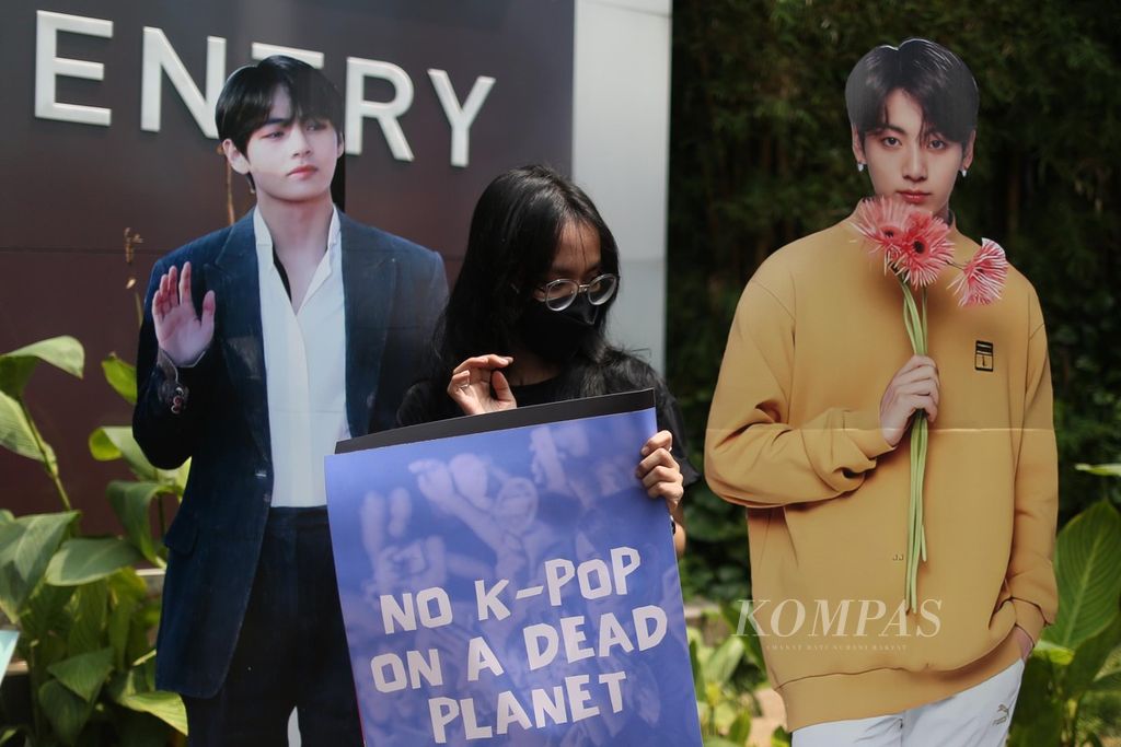 Teenagers who are members of Kpop4Planet held a peaceful demonstration in front of the Tokopedia Tower, Jakarta, Friday (1/10/2021).