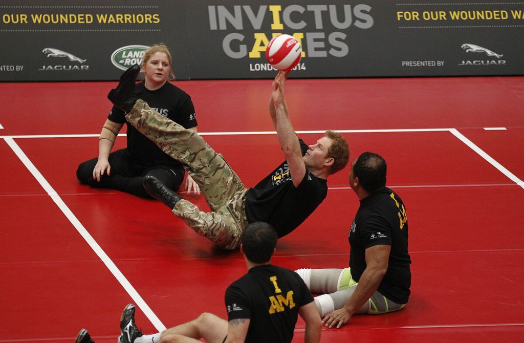 Pangeran Harry (tengah) bermain bola voli duduk dalam peluncuran Invictus Games bagi para tentara yang terluka saat perang di arena Copper Box di Queen Elizabeth Olympic Park di London, Inggris, 6 Maret 2014. 