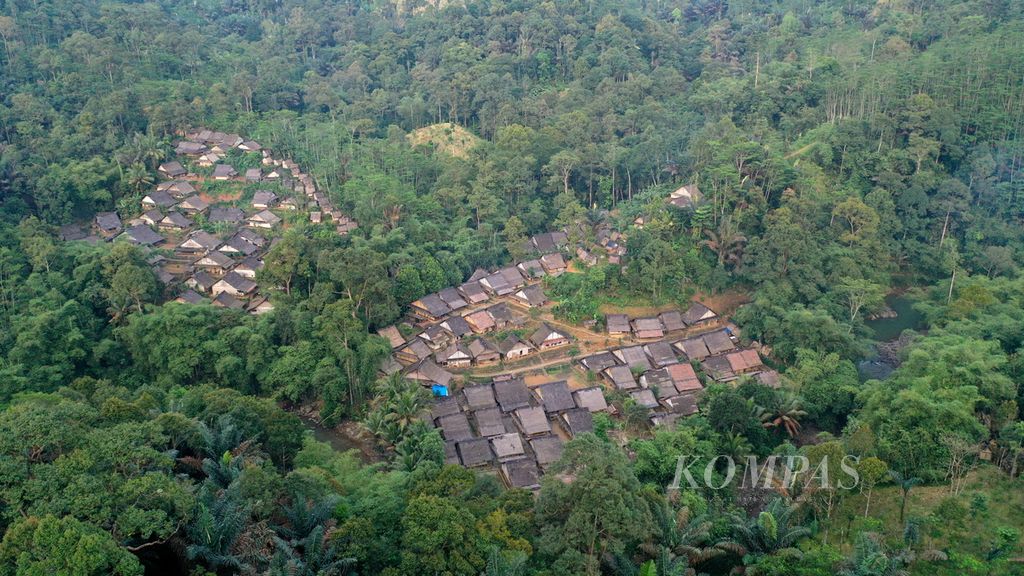 Foto udara Kampung Balingbing (kiri) dan Kampung Marengo (kanan).