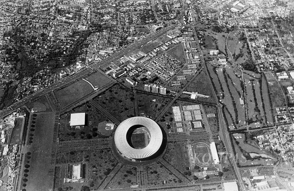 Kawasan kompleks olahraga di Senayan, akhir Juni 1975. Kawasan itu kini berubah drastis dan menjadi pusat olahraga nasional sekaligus tempat rekreasi warga.