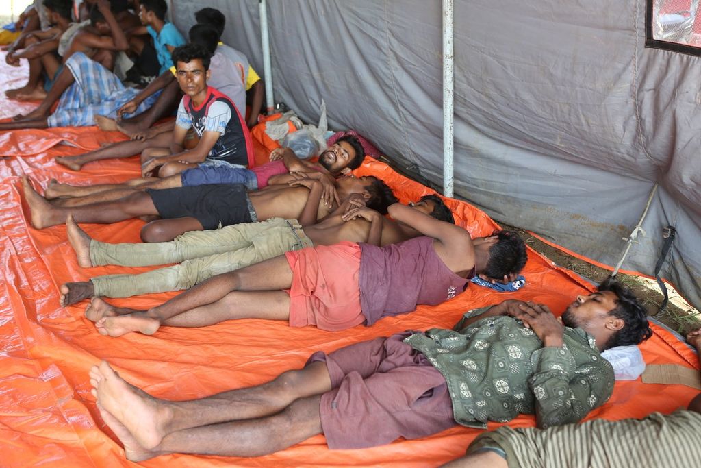 Foreign Rohingya refugees were in emergency tents in Kwala Langkat Village, Tanjung Pura Subdistrict, Langkat Regency, North Sumatra on Friday (5/24/2024).