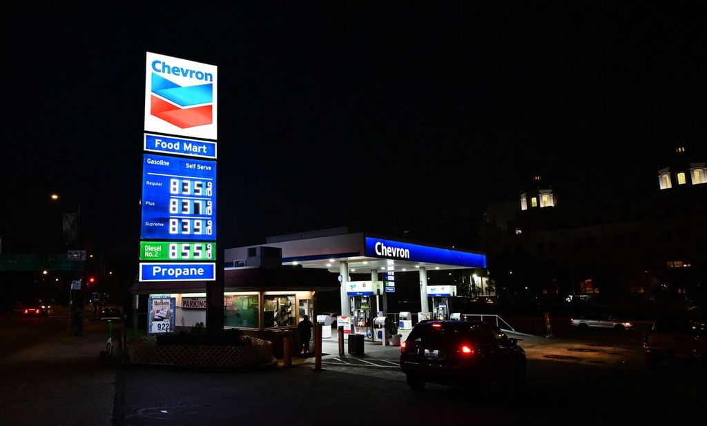 Harga bahan bakar dipajang di sebuah stasiun pengisian bahan bakar umum (SPBU) Chevron di Los Angeles, California, AS, Rabu (5/10/2022). 