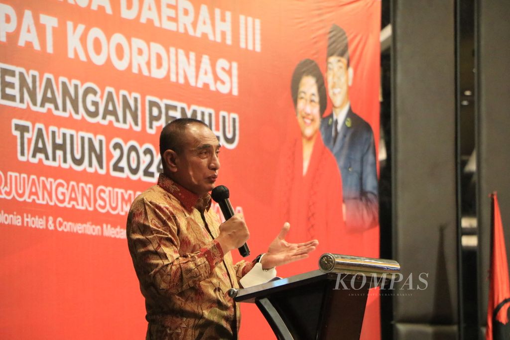 Gubernur Sumatera Utara Edy Rahmayadi memberikan sambutan saat hadir sebagai undangan dalam Rapat Koordinasi Pemenangan PDI-P Sumut di Medan, Jumat (26/8/2022). Komunikasi politik mulai menghangat menjelang Pilkada 2024. 