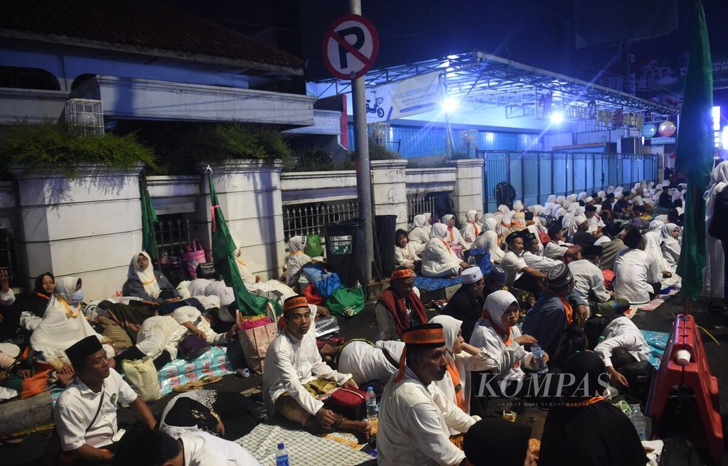 Warga nahdliyin mengikuti ritual dalam rangka menyambut resepsi puncak Satu Abad Nahdlatul Ulama  di Jalan Pahlawan, Sidoarjo, Jawa Timur, Selasa (7/2/2023) dini hari. 