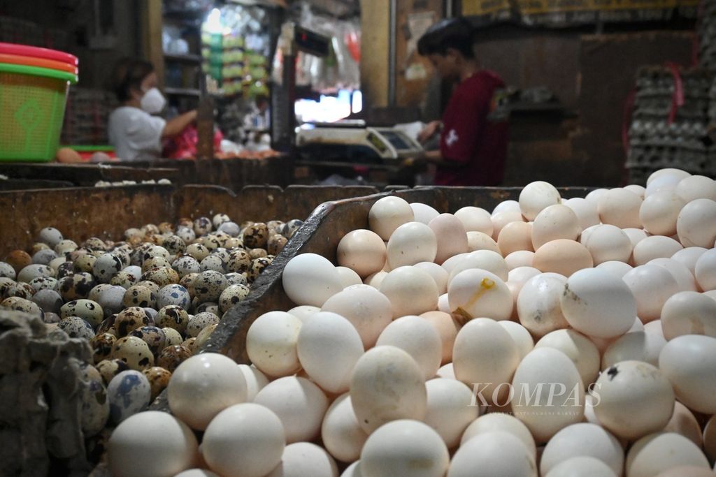 Pedagang menyiapkan timbangan melayani pembeli telur, di Pasar Kramatjati, Jakarta Timur, Rabu (24/8/2022) siang.