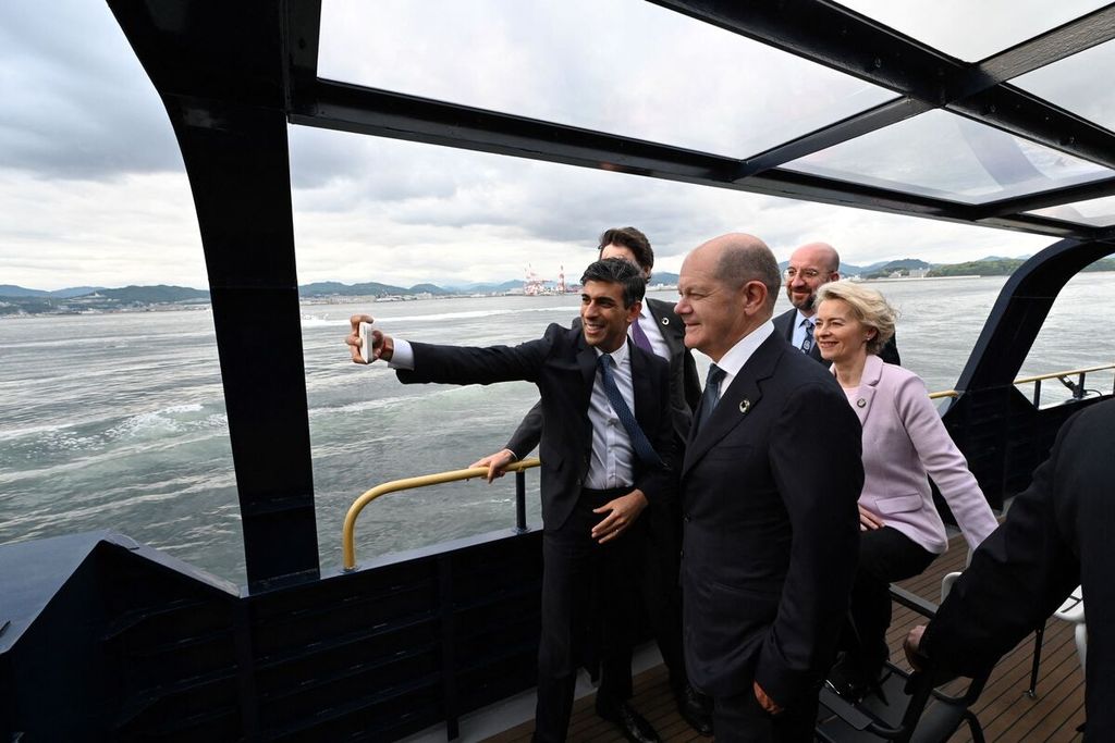 PM Inggris Rishi Sunak (kiri) berswafoto dengan para pemimpin negara-negara G7 lainnya saat naik perahu dari Hiroshima menuju Pulau Miyajima dalam rangkaian KTT G7 di Hiroshima, Jepang, Jumat (19/5/2023). 