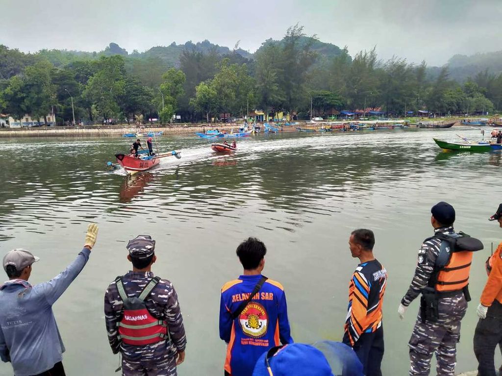 Tim SAR gabungan berupaya mencari korban tenggelam di Pantai Jetis, Kabupaten Cilacap, Jawa Tengah, Minggu (31/12/2023). 