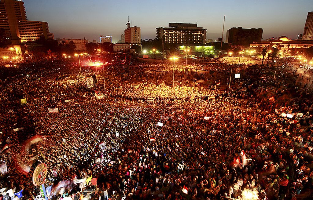 Dalam foto bertanggal 2 Juni 2012 ini, warga Mesir berkumpul di Alun-alun Tahrir, Kairo. Mereka antara lain menuntut pembersihan sisa-sisa pendukung mantan Presiden Hosni  Mubarak dari lembaga peradilan. Media sosial, beberapa tahun lalu, dinilai berperan cukup penting dalam mendorong demokratisasi di Timur Tengah, yang ditandai antara lain dengan diturunkannya Presiden Mubarak.  Namun, kini, medsos dinilai justru memiliki peran yang dapat merusak demokrasi. 