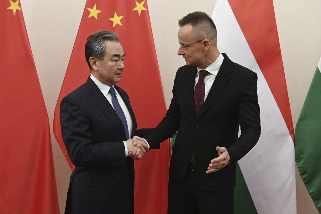 Menteri Luar Negeri dan Perdagangan Hongaria, Peter Szijjarto menyambut hangat Diplomat Senior China Wang Yi saat keduanya bertemu di Budapest, Hongaria pada Senin (20/2/2023).