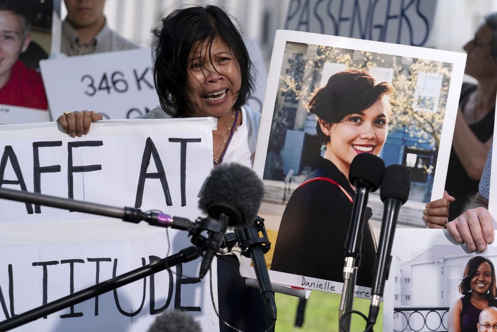 Clariss Moore, orangtua Danielle, salah satu korban kecelakaan Boeing 737 Max 8 di Etiopia, memegang foto putrinya dalam konferensi pers di Capitol Hill, Washington DC, AS, 18 Juni 2024. 