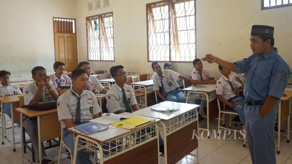 Moch Hamzah Rifwan (33), Guru Tidak Tetap di SMK N 2 Surabaya, Jawa Timur, mengajar mata pelajaran Pendidikan Agama Islam, Selasa (10/1). 