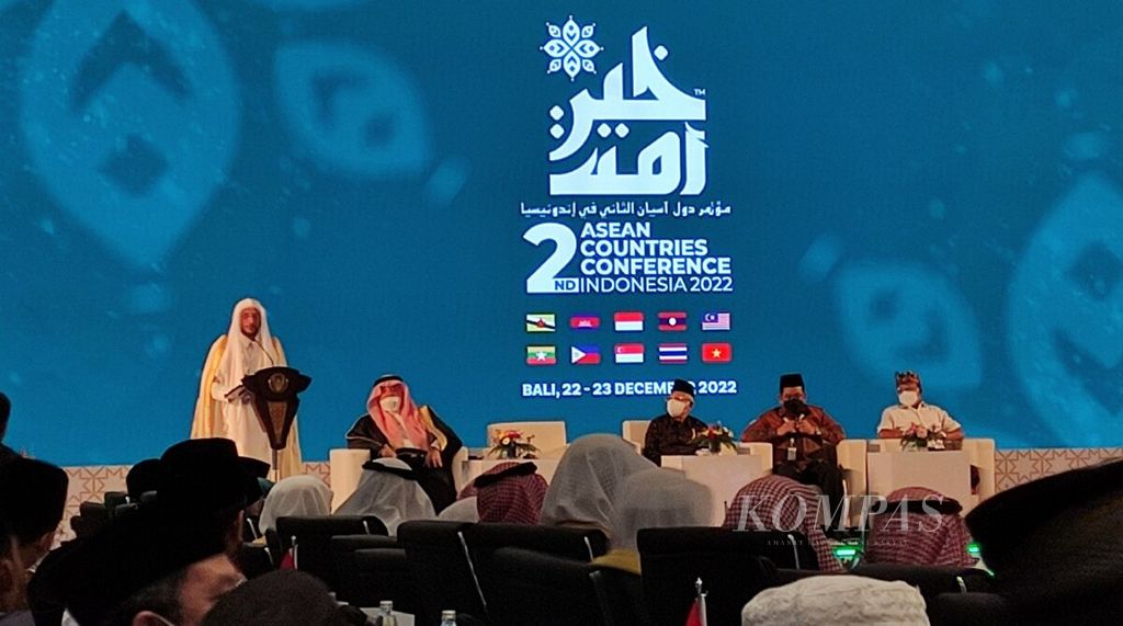 Menteri Urusan Islam, Dakwah, dan Penyuluhan Arab Saudi Abdullatif bin Abdulaziz Al-Syaikh (kiri) memberikan sambutan dalam pembukaan Konferensi Islam Tingkat ASEAN Ke-2 di Nusa Dua, Badung, Bali, Kamis (22/12/2022). Konferensi Islam Tingkat ASEAN 2022 di Badung, Bali, Kamis (22/12/2022), dibuka Wakil Presiden RI Ma'ruf Amin dan dihadiri delegasi dari negara-negara ASEAN.