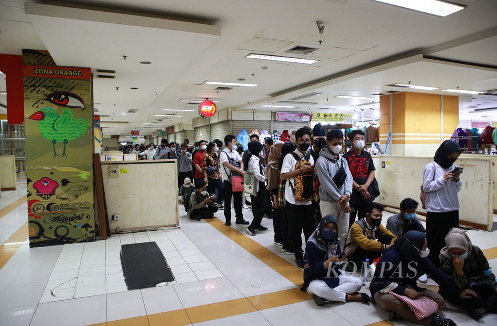 Antrean panjang para pencari kerja di Jakarta Job Fair gelombang ke-3 di Pusat Grosir Cililitan, Jakarta Timur, Selasa (12/10/2022). Sebanyak 5.000 lowongan pekerjaan dari 40 perusahaan ditawarkan dalam bursa kerja tersebut. 