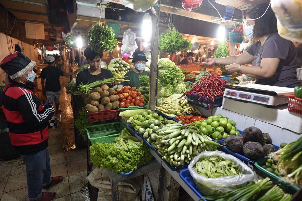 Warga berbelanja sejumlah bahan pangan di Pasar Senen, Jakarta, Kamis (17/3/2022). 