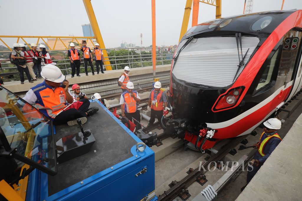 Kereta ringan (LRT) Jabodebek yang telah diangkat dan diposisikan di jalur rel kereta LRT di <i>pit stop</i> Stasiun Harjamukti, Cibubur, Jakarta Timur, selanjutnya disambung dengan rangkaian pertama LRT Jabodebek, Minggu (13/10/2019).