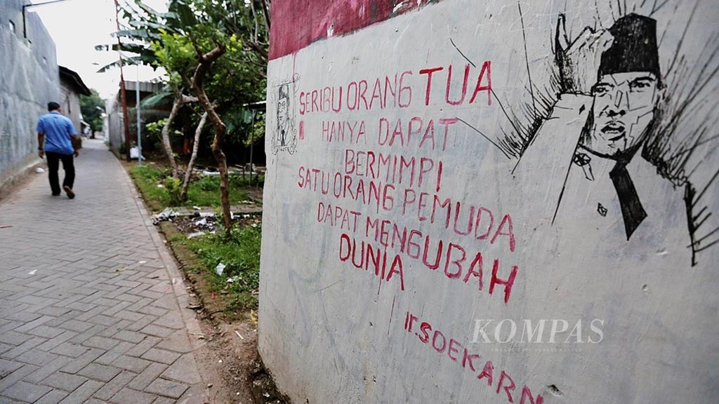 Mural ungkapan dari tokoh proklamator RI, Soekarno, menghiasi tembok di kawasan Pinang, Kota Tangerang, Banten, Senin (26/6/2017).
