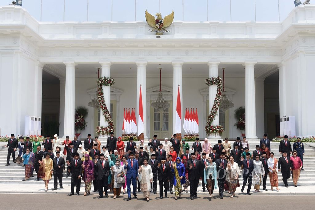 Presiden Joko Widodo bersama Wakil Presiden Ma’ruf Amin berfoto bersama para menteri di halaman depan Istana Merdeka, Jakarta, Rabu (23/10/2019). Hari itu, Presiden mengumumkan susunan kabinet pemerintahannya yang diberi nama Kabinet Indonesia Maju. 