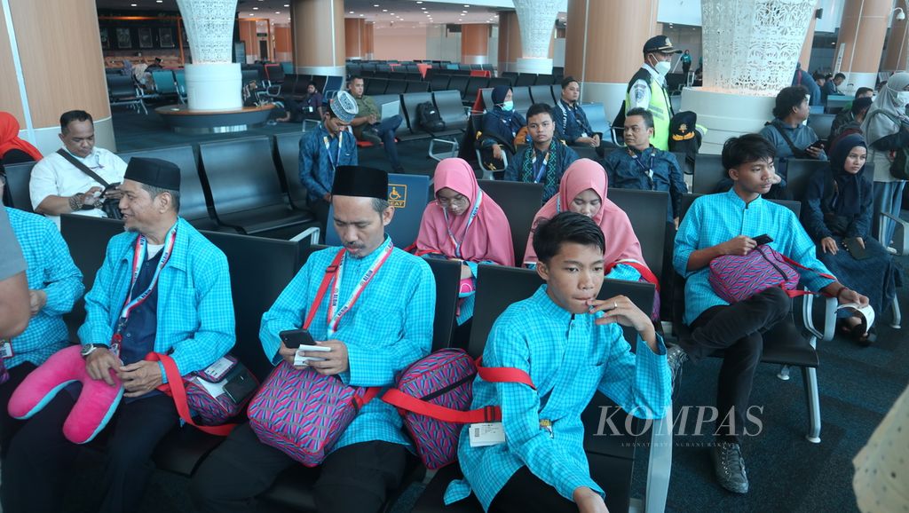 Jemaah umrah bersiap berangkat dari Bandara Internasional Jawa Barat Kertajati di Kabupaten Majalengka ke Madinah, Sabtu (15/4/2023). Sekitar 200 jemaah terbang dari Kertajati menggunakan pesawat Lion Air.