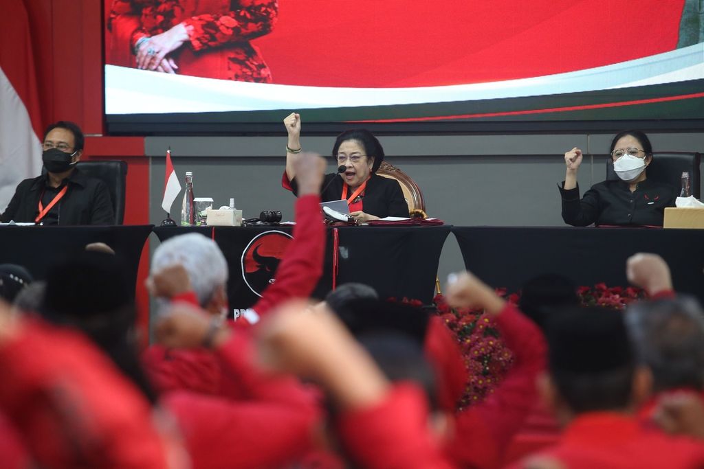 Ketua Umum DPP PDI Perjuangan Megawati Soekarnoputri memimpin acara penutupan Rapat Kerja Nasional II PDI Perjuangan di Sekolah Partai PDI Perjuangan, Lenteng Agung, Jakarta Selatan, Kamis (23/6/2022).
