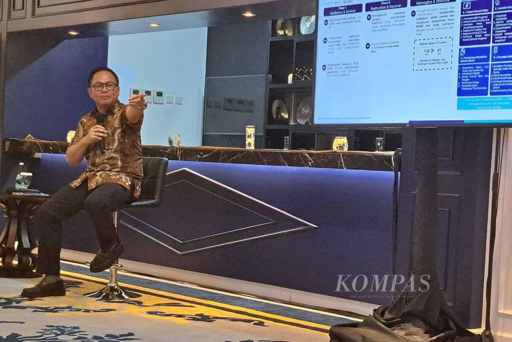 Wakil Menteri BUMN Kartika Wirjoatmodjo menyampaikan presentasi terkait kinerja BUMN dalam diskusi terbatas dengan pemimpin redaksi media di Jakarta, Jumat (12/7/2024) malam. 