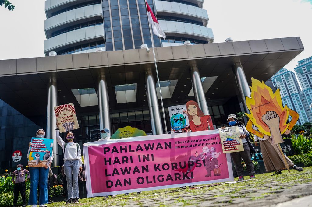 Sejumlah aktivis yang tergabung dalam Gerakan #BersihkanIndonesia, Perempuan Indonesia Anti-Korupsi, BEM SI, dan beberapa perwakilan organisasi lain menggelar aksi di depan Gedung Merah Putih Komisi Pemberantasan Korupsi (KPK), Jakarta, Selasa (9/11/2021). Aksi yang digelar menyambut Hari Pahlawan 10 November ini menyuarakan ajakan generasi muda untuk mewarisi semangat juang para pahlawan dalam langkah nyata menegakkan pemberantasan korupsi yang kian dilemahkan saat ini. Permasalahan pelemahan pemberantasan korupsi di Indonesia telah muncul sejak disahkannya UU KPK. Selain itu, lembaga pemberantasan korupsi KPK pun telah dikuasai golongan oligarki yang kian menghalangi pemberantasan korupsi. Terhambatnya pemberantasan korupsi pun berdampak dengan kian maraknya perusakan lingkungan, kemiskinan, dan sejumlah krisis lainnya yang melanda Indonesia. 