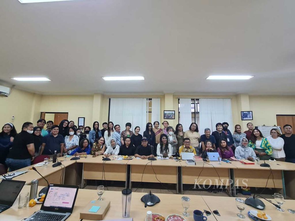 Peserta Peluncuran Logo Baru Arus Pelangi dan Diskusi Publik tentang Solidaritas dan Interseksionalitas dalam Gerakan LGBTQIA+ di Indonesia foto bersama di Kantor Komisi Nasional Anti Kekerasan terhadap Perempuan (Komnas Perempuan), di Jakarta, Rabu (1/3/2023).