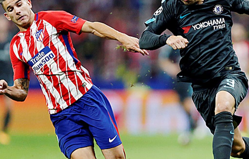 Pemain  Atletico, Lucas (kiri), dan pemain Chelsea,  Alvaro Morata, berebut bola pada pertandingan penyisihan grup Liga Champions di Madrid, Kamis (28/9) dini hari WIB. Chelsea  mengalahkan tim tuan rumah Atletico dengan skor 2-1.