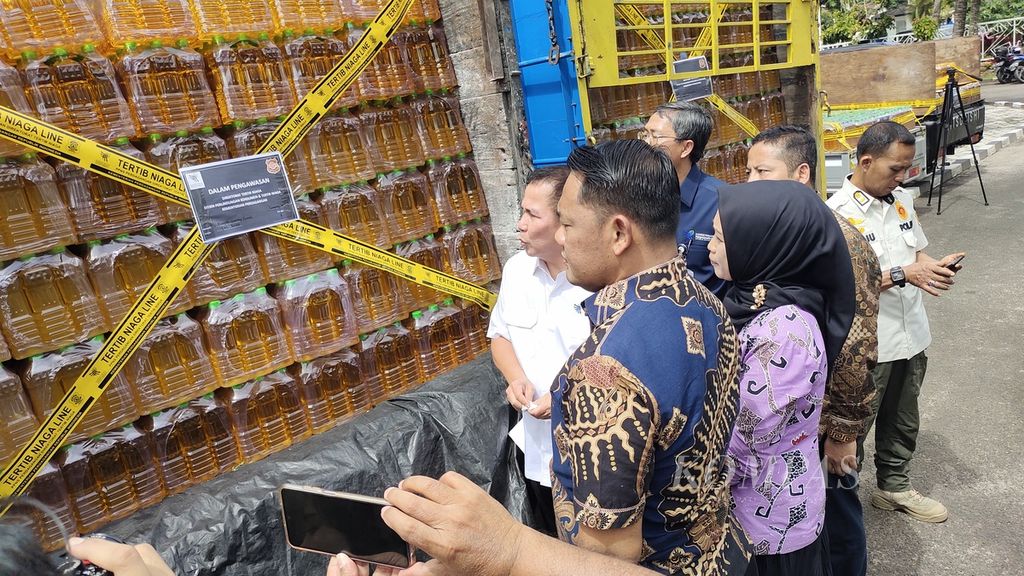Kementerian Perdagangan bersama Satuan Tugas Pangan Provinsi Lampung menunjukkan 9.648 botol atau setara dengan 24,8 ton minyak goreng curah yang dikemas tanpa merek dan izin edar, Jumat (3/3/2023), di Bandar Lampung. 
