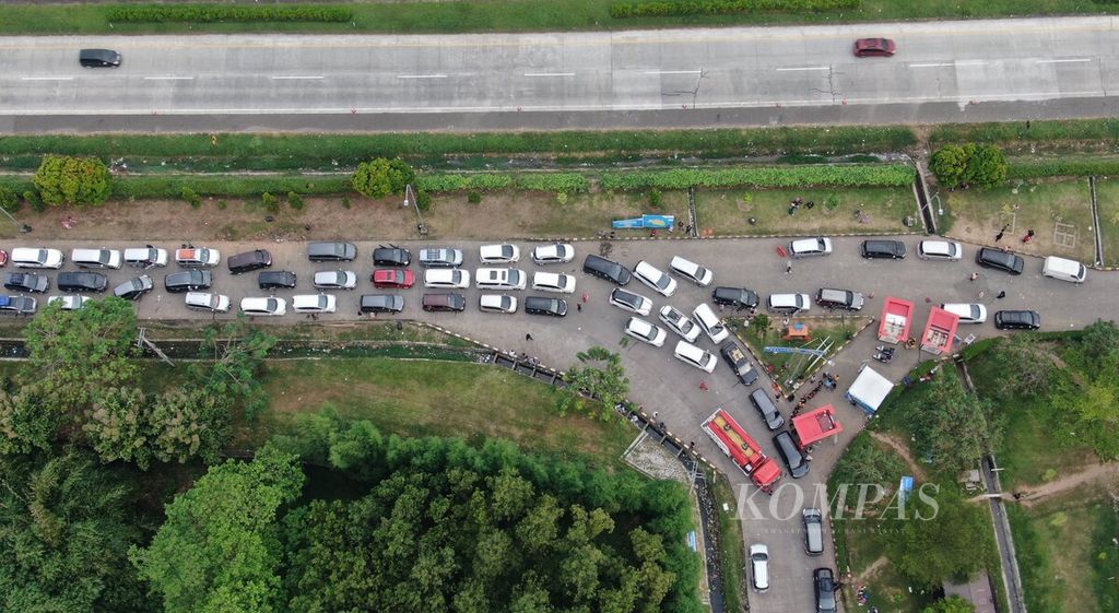 Antrean kendaraan yang akan mengisi bahan bakar di tempat istirahat Km 86 Tol Cikopo-Palimanan, Subang, Jawa Barat, Sabtu (7/5/2022). 