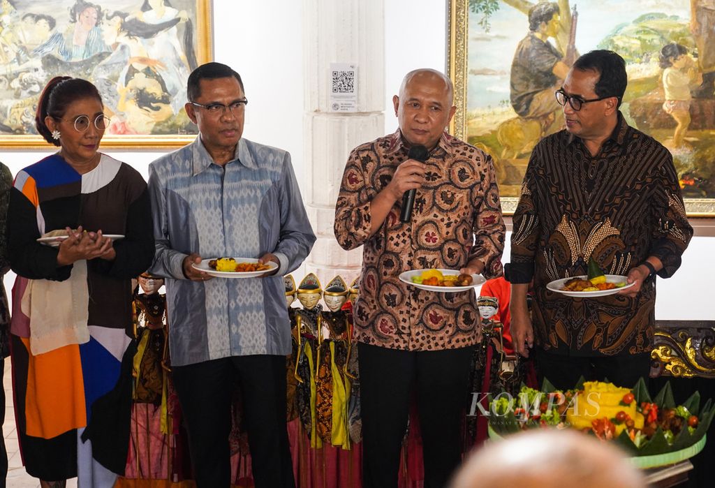 The guests of honor of the Minister of Maritime Affairs and Fisheries of the Republic of Indonesia 2014-2019 Susi Pudjiastuti, the Minister of Industry of the Republic of Indonesia 2014-2016 Saleh Husin, the Minister of Cooperatives and SMEs Teten Masduki, and the Minister of Transportation Budi Karya Sumadi (from left to right) attended the 40th Anniversary of Bentara Budaya at Bentara Budaya Jakarta, Jakarta, on Monday (26/9/2022).