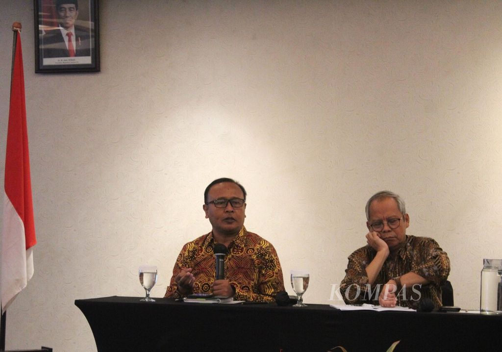 Wakil Dekan I Fakultas Ilmu Budaya Universitas Airlangga, Surabaya, Listiyono Santoso (kiri) menjadi pembicara dalam panel Pemantauan Bersama Program Inovasi di Kabupaten Sidoarjo, Jawa Timur, Selasa (3/10/2023).